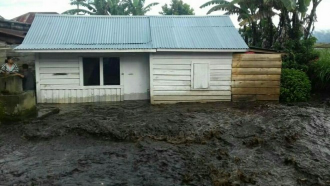 Terlihat rumah warga yang diterjang banjir bandang.